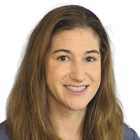 Retrato de médico masculino maduro con bata blanca de pie en el pasillo del hospital