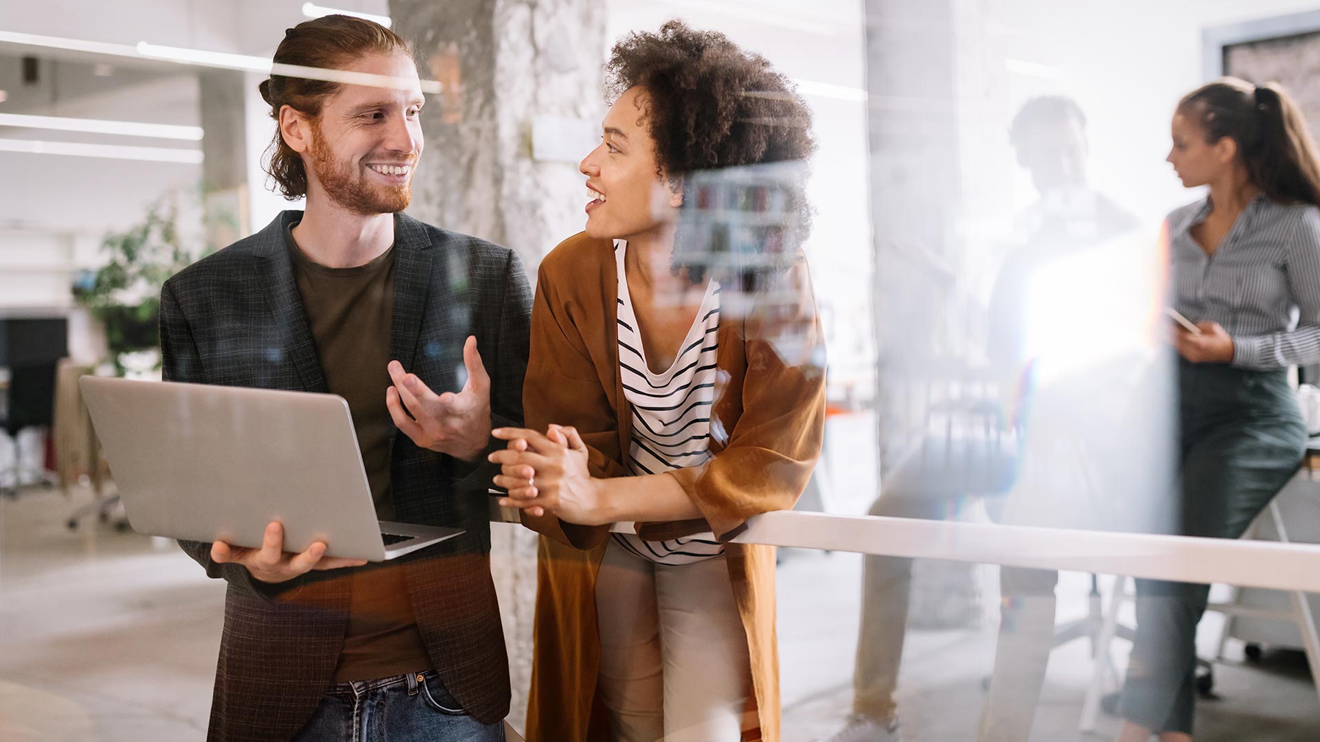 Two colleagues collaborating on project