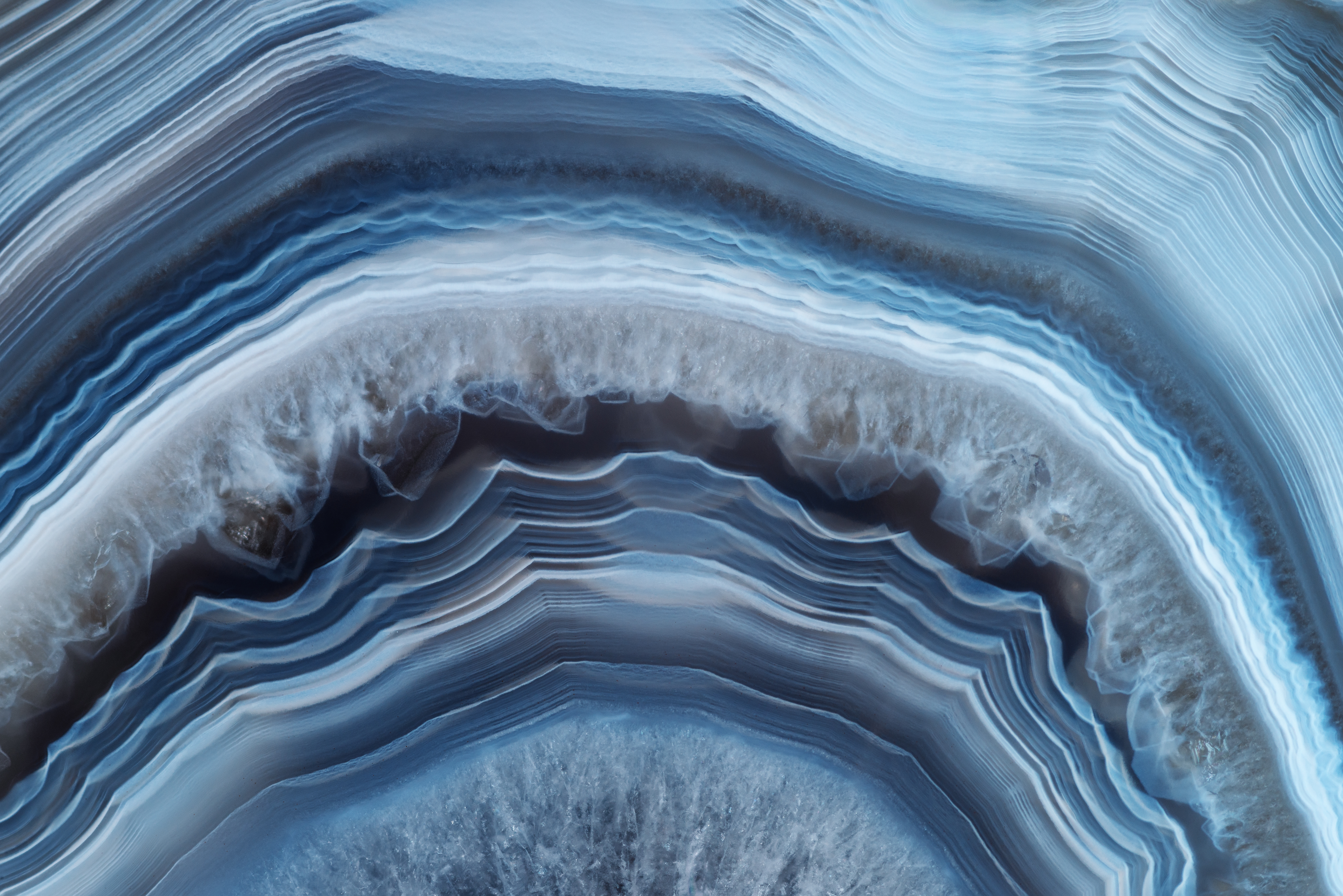 Image of white-blue agate with round pattern and crystals