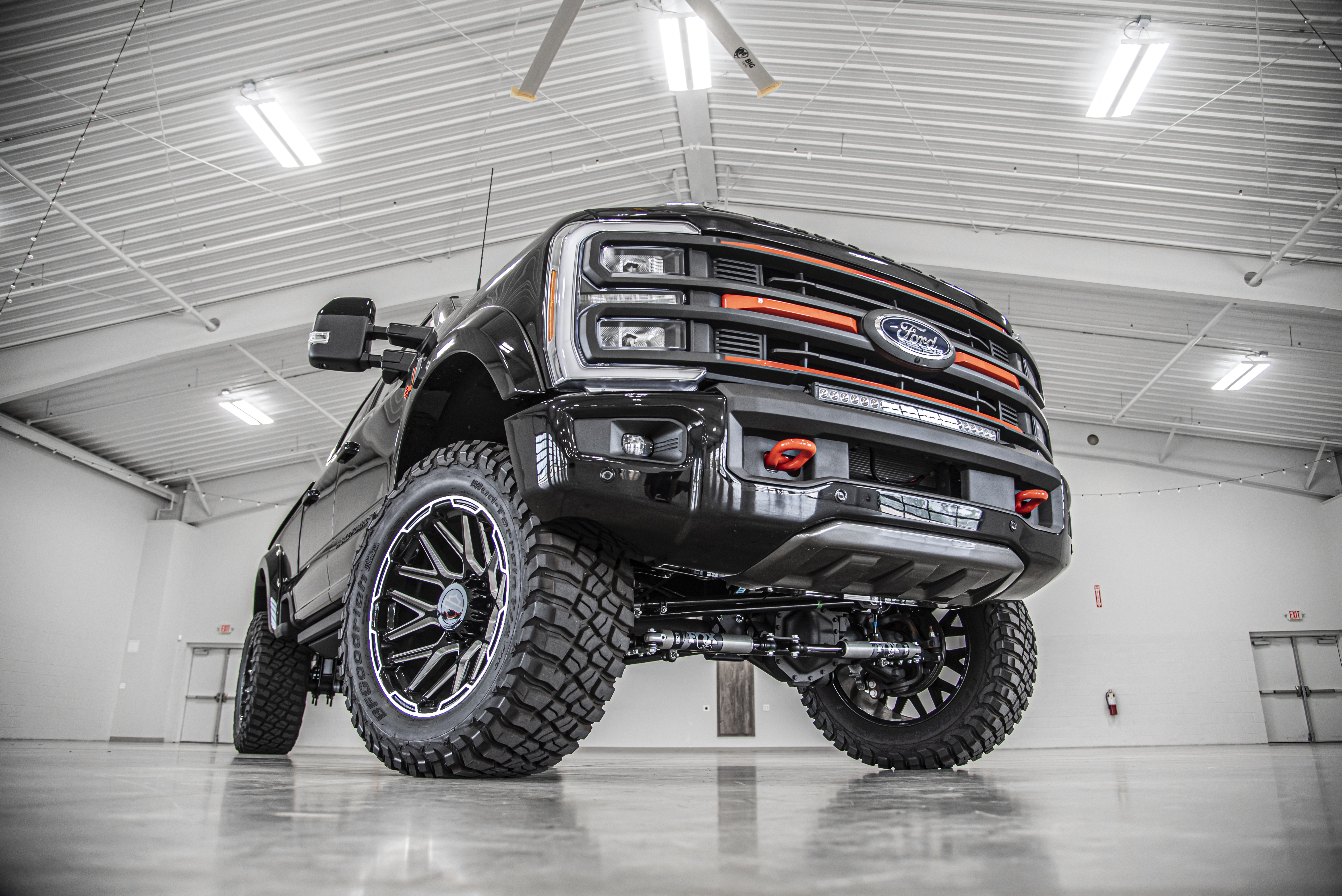 HARLEY-DAVIDSON LIFTED FORD SUPERDUTY TRUCK IN BLACK IN FRONT OF HD MOTORCYCLES STORE