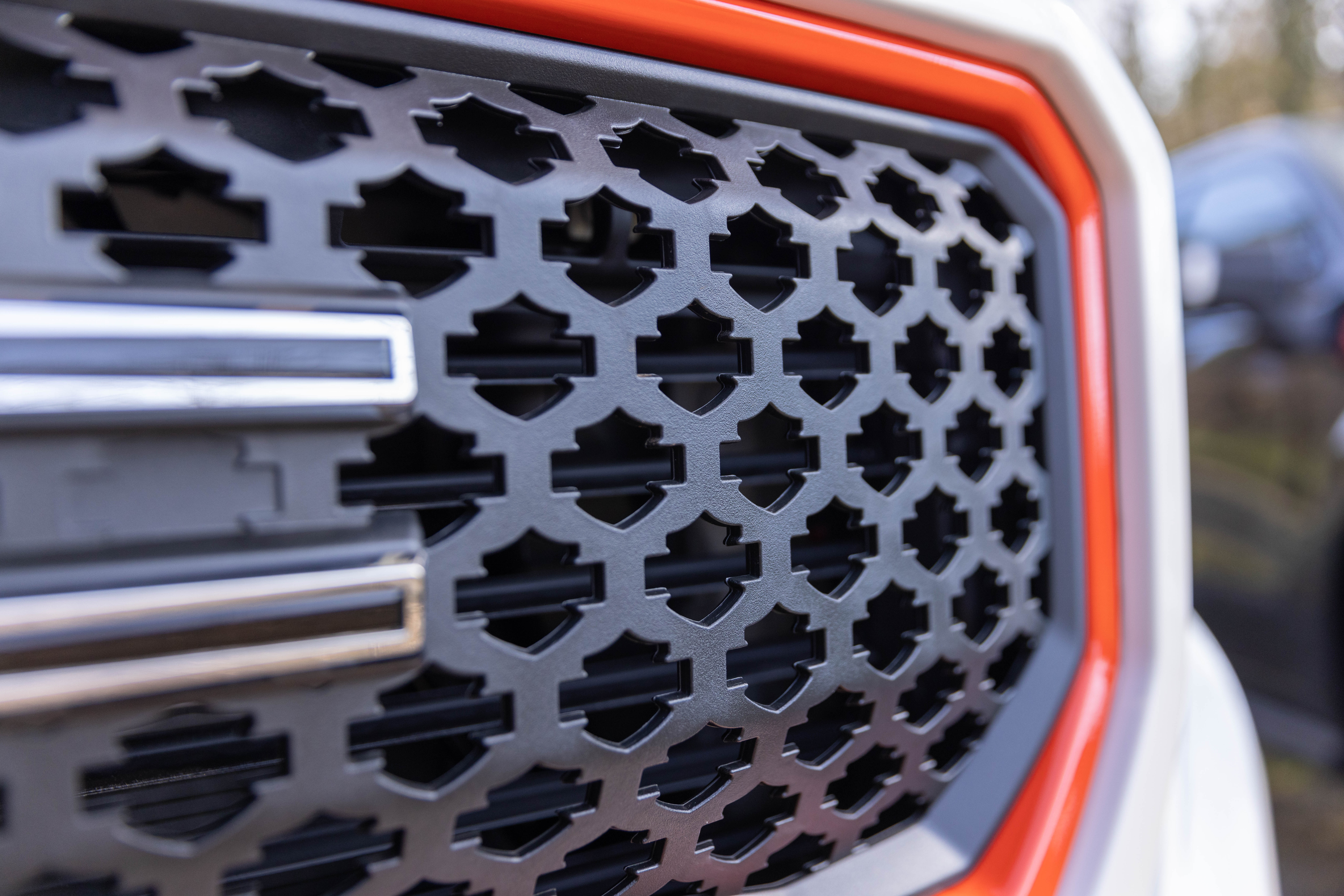 Full Replacement Grille Assembly with Bar and Shield Mesh and Harley-Davidson Trucks Badging 