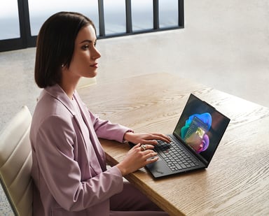 Profesional usando un PC Copilot+