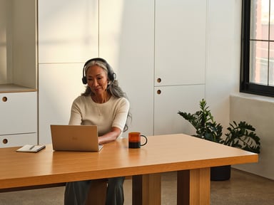 Profesional con auriculares trabajando en un PC Copilot+