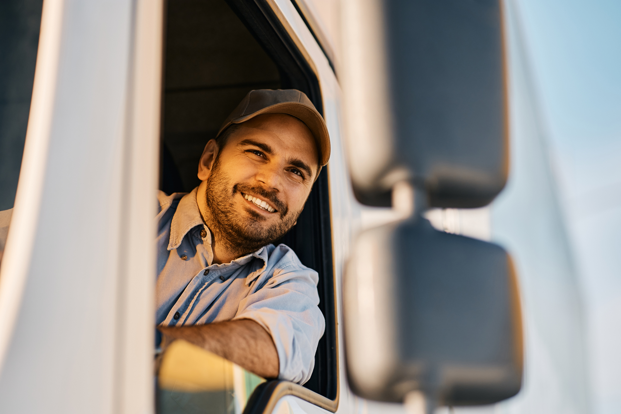Image d’en-tête principale (homme dans un camion)