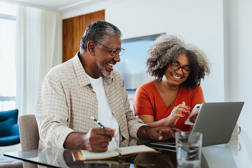 Image of a couple planning their withdrawal strategy