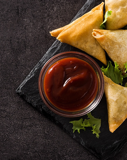 Image de samoussas avec sauce à tremper