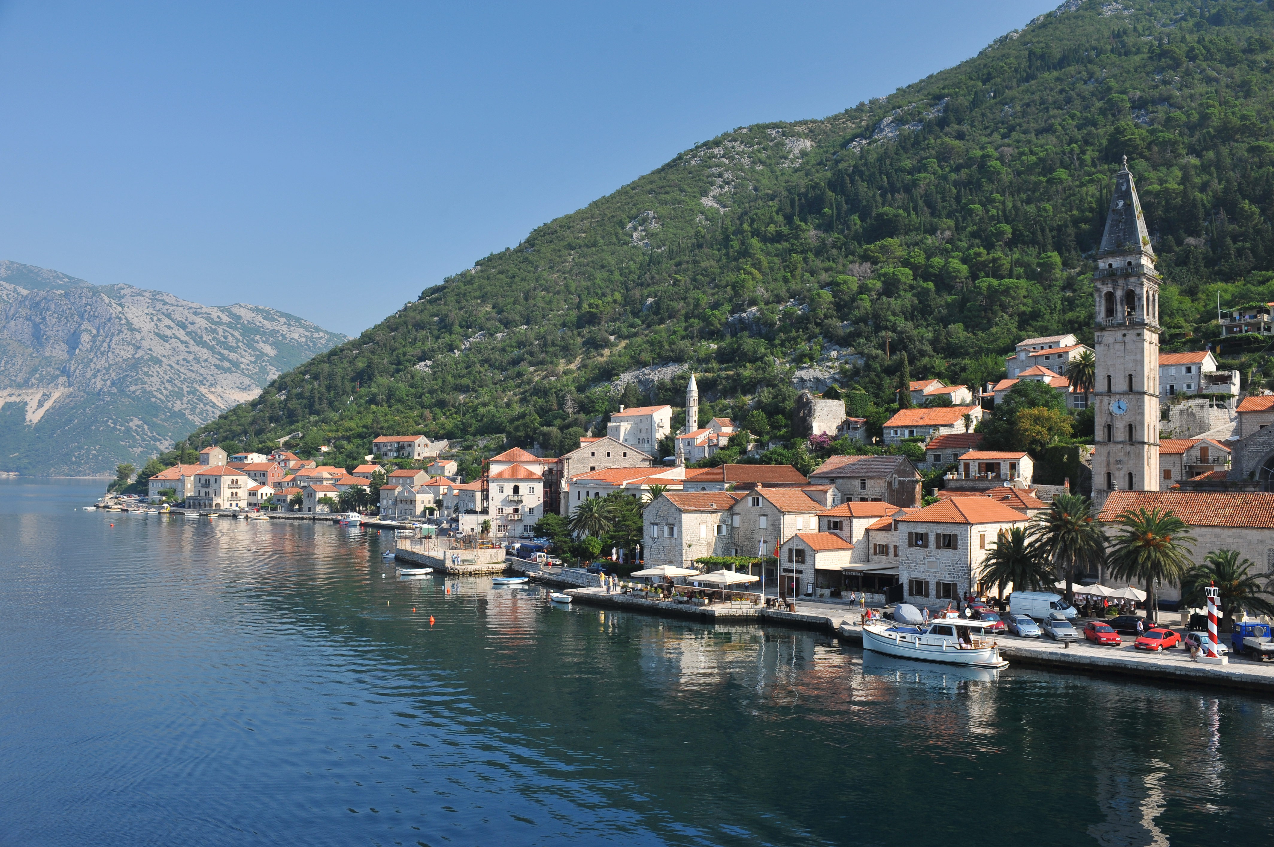 Curvy lines of public Library Oodi in Helsin