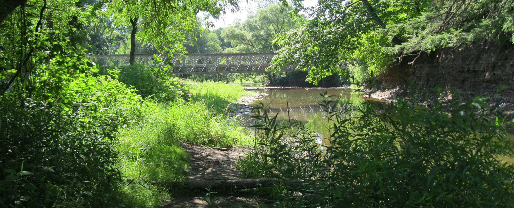 Image of a century-old urban mass transit railway in Chicago, Illinois. 