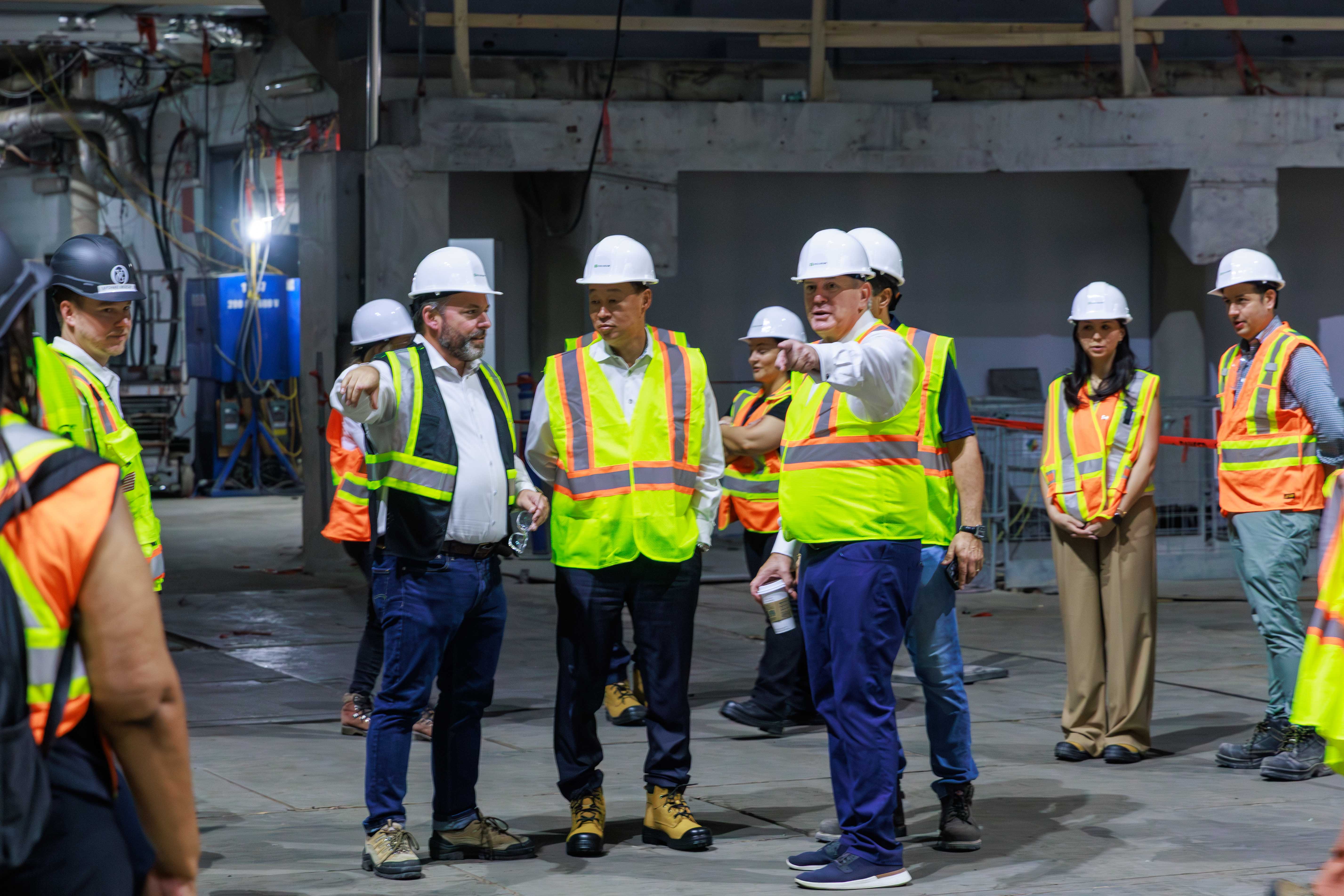 Des collègues de TD et des ouvriers du bâtiment sur le chantier du Colisée