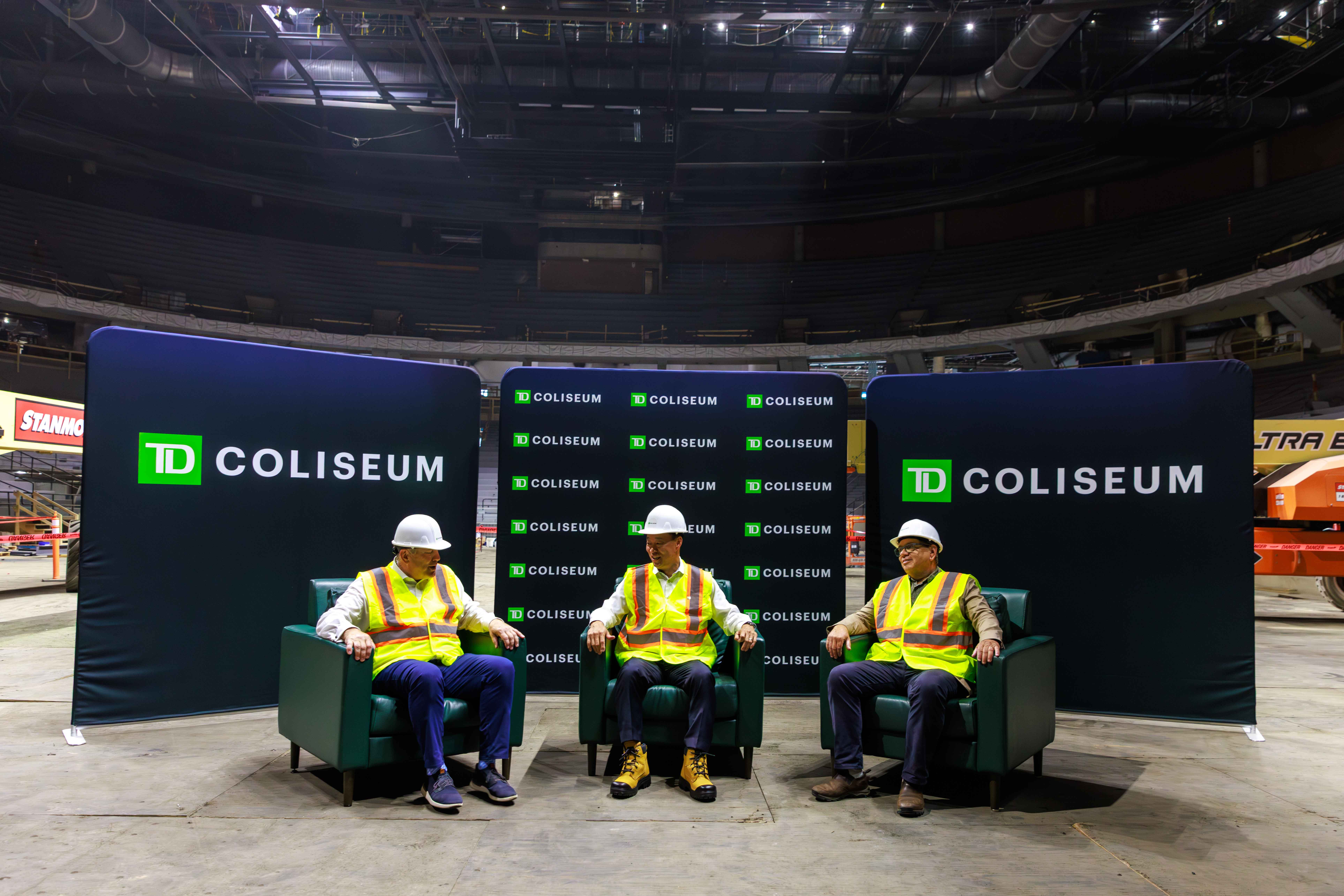 Photo du PDG de la TD, Ray Chung, aux côtés de ses collègues de la TD sur le chantier de construction du TD Coliseum