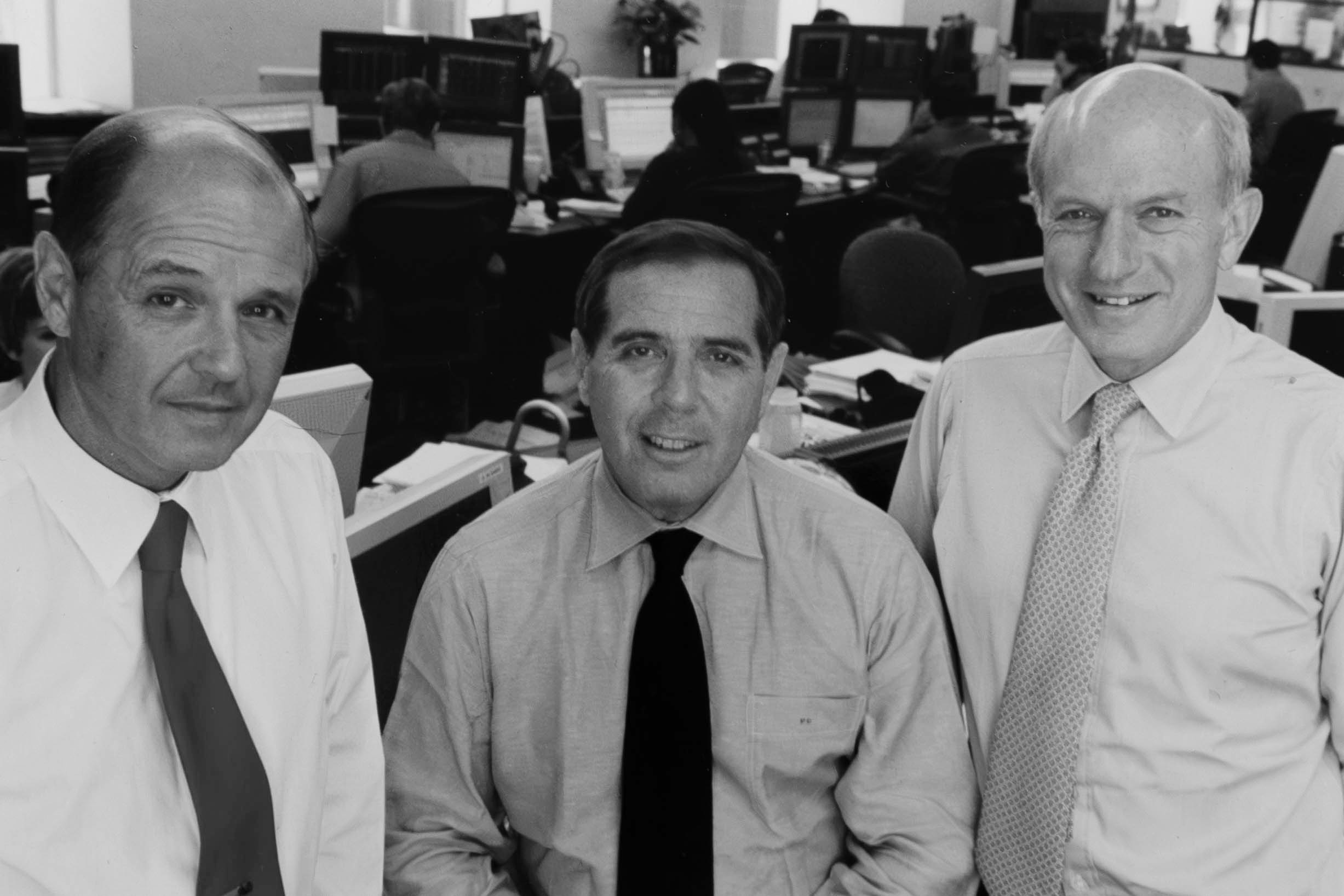 Morgan Stark (gauche), Peter Cohen (centre) et Tom Strauss (droite), membres dirigeants de Ramius, dans la salle des marchés (fin des années 1990/début des années 2000)
